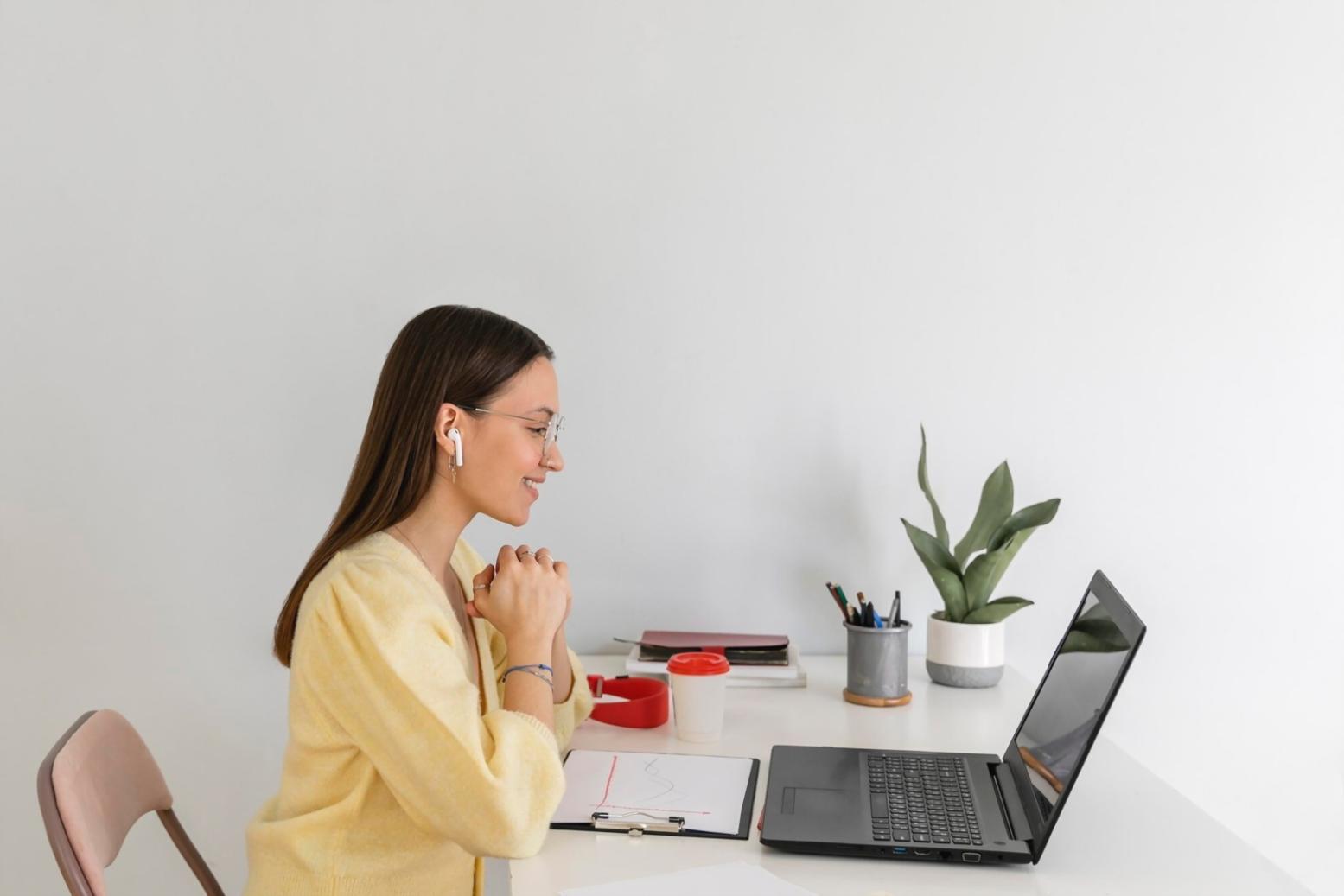 Moderne Arbeitsumgebung bei lorenavianthus mit innovativer Technologie
